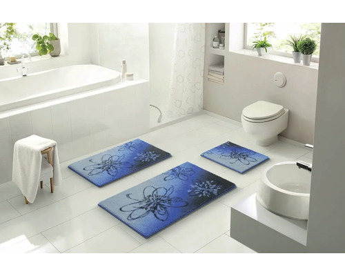 Kúpeľňa s vaňou, toaletou, umývadlom a súpravou kúpeľňových predložiek s kvetinovým vzorom
