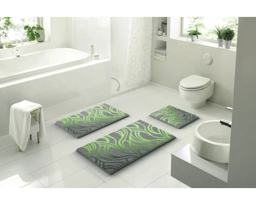 Kúpeľňa s vaňou, toaletou, umývadlom a súpravou kúpeľňových predložiek s kvetinovým vzorom