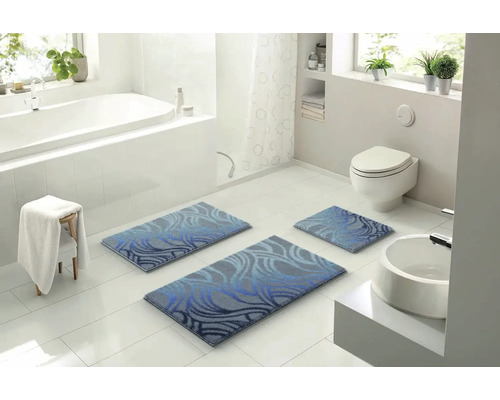 Kúpeľňa s vaňou, toaletou, umývadlom a súpravou troch kúpeľňových koberčekov s modrým vzorom
