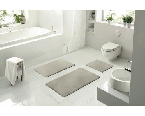 Kúpeľňa s vaňou, toaletou, umývadlom a súpravou kúpeľňových predložiek