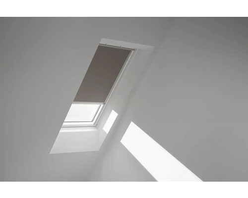 Zatemňovacia roleta na strešné okno VELUX na solárny pohon DSL C02 4574K hnedá Strešné okno s roletou vo svetlej izbe.