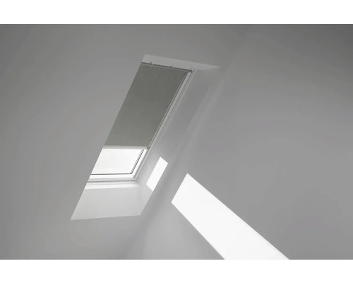 Zatemňovacia roleta na strešné okno VELUX na solárny pohon DSL C02 4575K zelená Strešné okno s roletou vo svetlej miestnosti