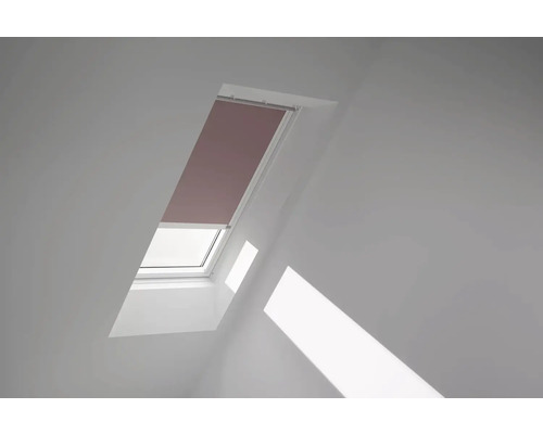 Zatemňovacia roleta na strešné okno VELUX na solárny pohon DSL C02 4578KWL hnedá Strešné okno s čiastočne zatiahnutou roletou vo svetlej miestnosti.