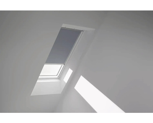 Zatemňovacia roleta na strešné okno VELUX na solárny pohon DSL C02 4581K sivá Strešné okno s roletou v svetlej miestnosti.