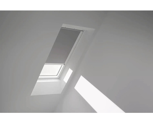 Zatemňovacia roleta na strešné okno VELUX na solárny pohon DSL C02 0705KWL sivá Strešné okno so zatemňovacou roletou v interiéri