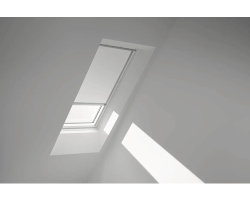 Zatemňovacia roleta na strešné okno VELUX na solárny pohon DSL C06 1025K biela Strešné okno s roletou v miestnosti