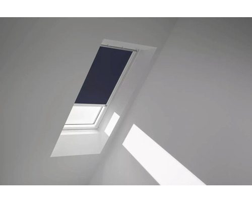 Zatemňovacia roleta na strešné okno VELUX na solárny pohon DSL C02 1100KWL modrá Strešné okno s roletou v izbe