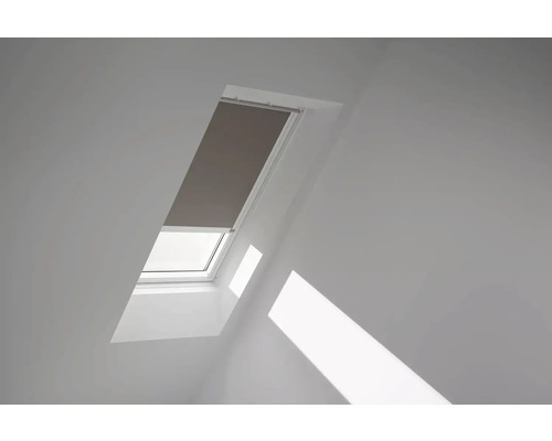 Zatemňovacia roleta na strešné okno VELUX na solárny pohon DSL C02 4574KWL hnedá Strešné okno s roletou vo svetlej izbe