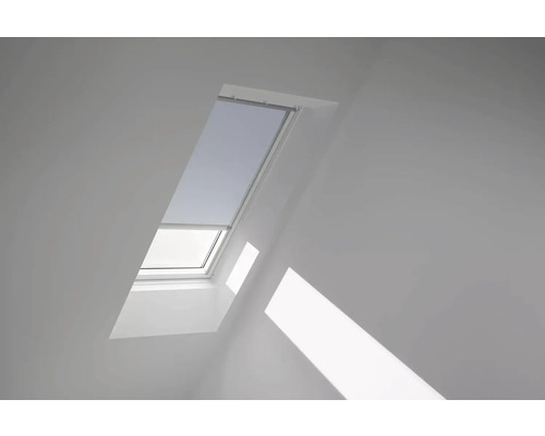 Zatemňovacia roleta na strešné okno VELUX na solárny pohon DSL C02 4576K modrá Strešné okno so zatemňovacou roletou vo svetlej podkrovnej izbe.