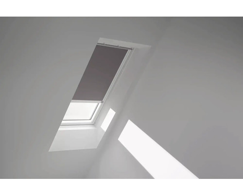 Zatemňovacia roleta na strešné okno VELUX na solárny pohon DSL C04 4577KWL hnedá Strešné okno s roletou vo svetlej miestnosti