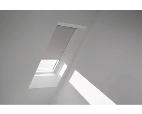 Zatemňovacia roleta na strešné okno VELUX na solárny pohon DSL C02 4580K hnedá Strešné okno s roletou v svetlej miestnosti.