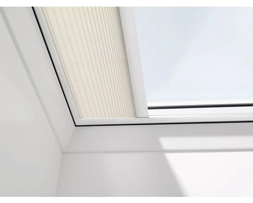 Detail strešného okna s plisovanou žalúziou