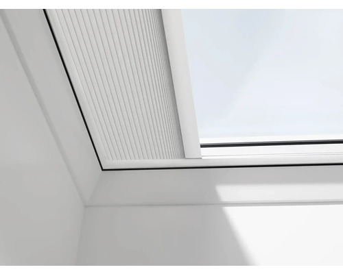 Detail strešného okna s plisovanou žalúziou