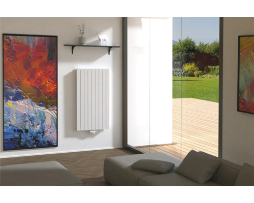 Svetlá obývacia izba s radiátorom, maľbou a posedením