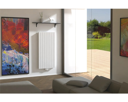 Moderná obývacia izba s radiátorom, umením a veľkým oknom