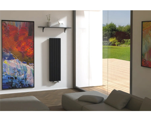 Obývacia izba s moderným radiátorom, obrazom a minimalistickou policou