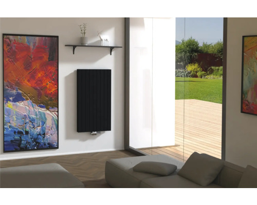 Moderná obývacia izba s radiátorom, umeleckým dielom a sedením