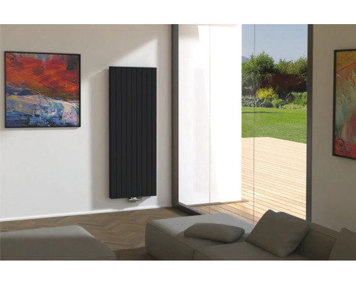 Moderná obývacia izba s dizajnovým radiátorom, pohovkou a obrazmi