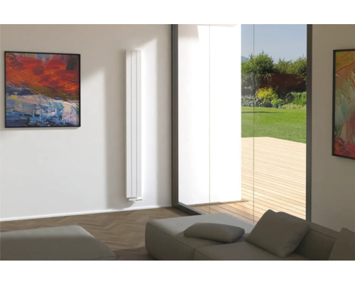 Moderná obývacia izba s dizajnovým radiátorom a umeleckými dielami