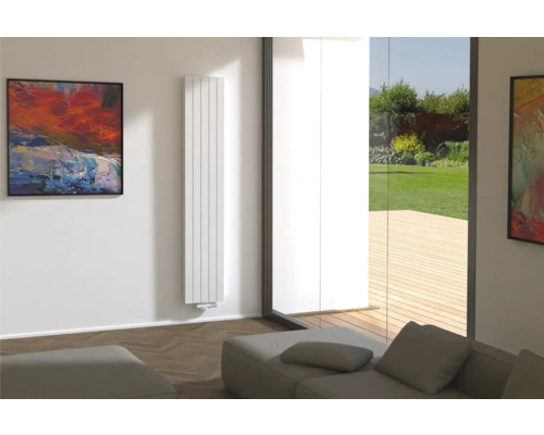 Moderná obývacia izba s radiátorom, pohovkou a umeleckými dielami