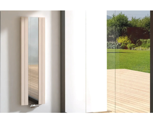 Úzke kúpeľňové zrkadlo s dreveným rámom pripevnené na stene