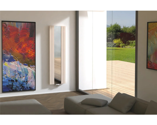 Moderná obývacia izba so zrkadlovým radiátorom, obrazom a pohovkou pre štýlové prostredie.