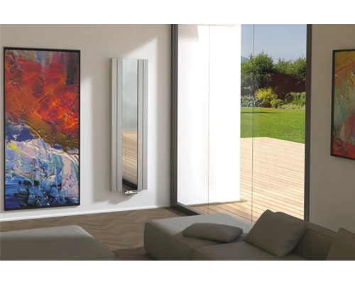 Moderná obývacia izba s umeleckým dielom, zrkadlovým radiátorom a veľkým oknom s výhľadom do záhrady.