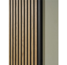 Detail dreveného panelu na stenu s lamelovou štruktúrou a zvukovou izoláciou