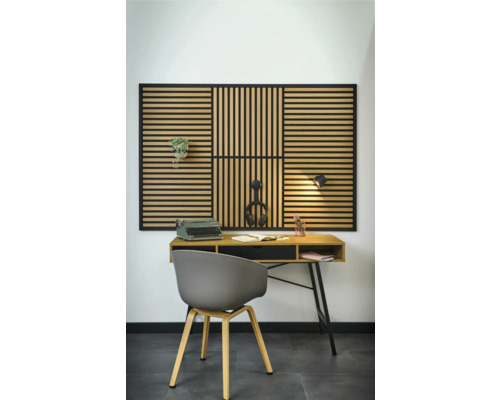 Pracovňa so stolom, stoličkou, akustickým panelom a dekoráciou