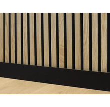 Drevený obklad so štíhlymi lamelami a soklom