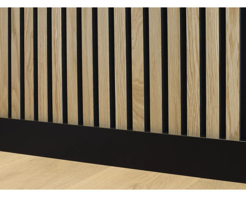 Drevený obklad so štíhlymi lamelami a soklom