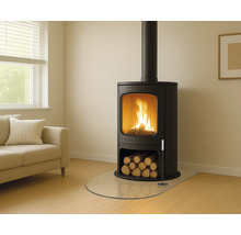 Čierne kachle na drevo s polenami a sklenenou podlahovou doskou v obývacej izbe.