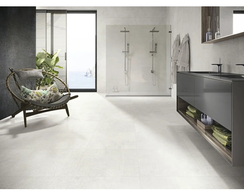 Svetlá kúpeľňa so sprchou, umývadlom a kreslom