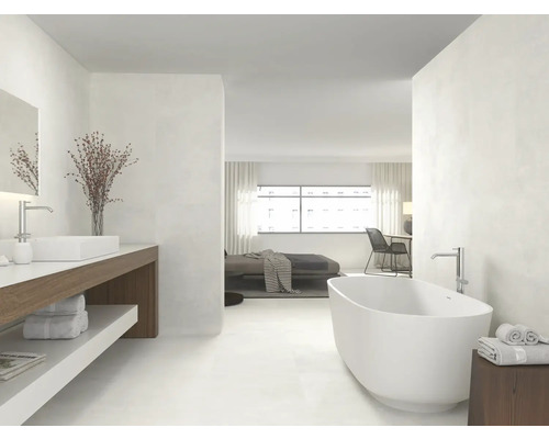 Svetlá kúpeľňa s vaňou, umývadlom a vstupom do spálne