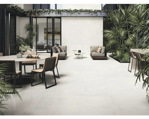 Terasa s dlažbou, sedením a rastlinami