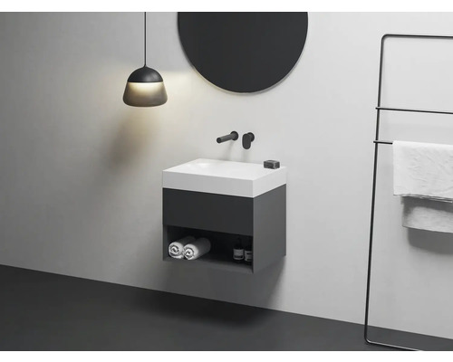 Kúpeľňová skrinka s umývadlom, batériou, držiakom na uteráky a okrúhlym zrkadlom pre moderný dizajn.