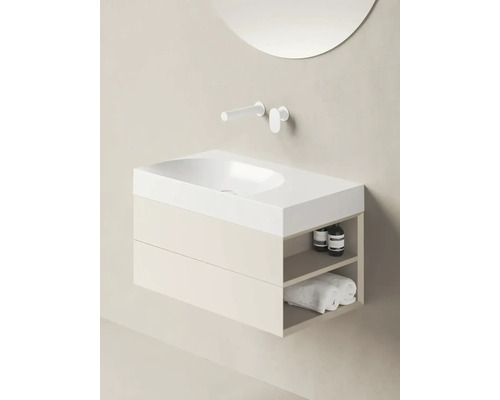 Umývadlová skrinka s dvoma zásuvkami, úložným priestorom a uterákmi v kúpeľni.