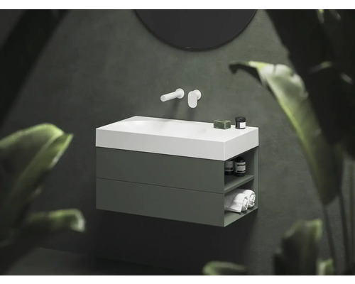 Umývadlo so skrinkou a otvorenou policou v kúpeľni