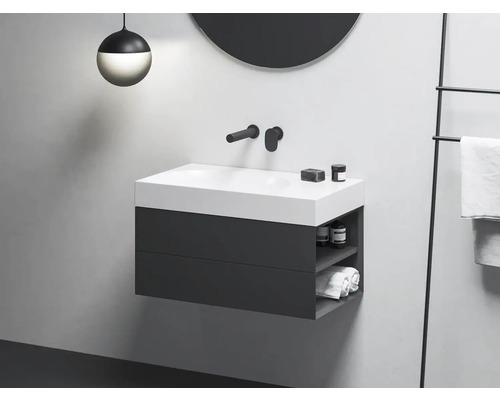 Moderná kúpeľňa s umývadlovou skrinkou, vodovodnou batériou, zrkadlom a lampou pre štýlové zariadenie