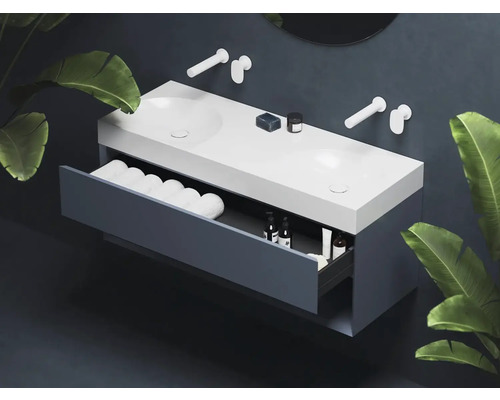 Umývadlo so zásuvkou, uteráky a ošetrujúce produkty