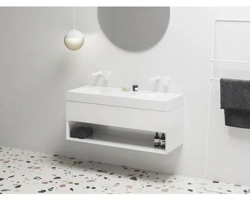 Kúpeľňa s umývadlovou skrinkou, zrkadlom, rebríkovým radiátorom na uteráky a doplnkami