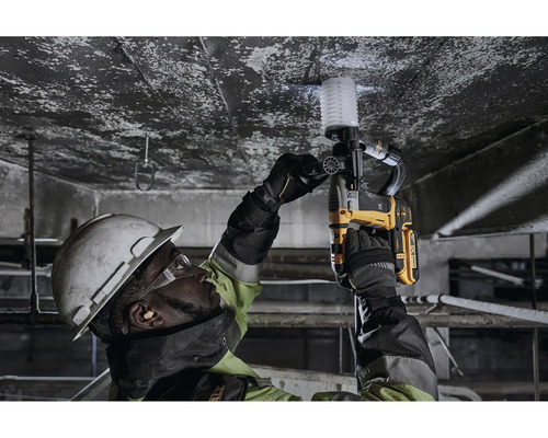 Stavebný robotník používa akumulátorový klincovač do betónu na strope.