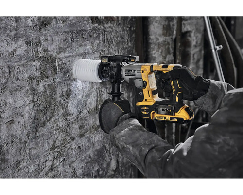 Vŕtací stroj s odsávaním prachu vŕta do betónovej steny.