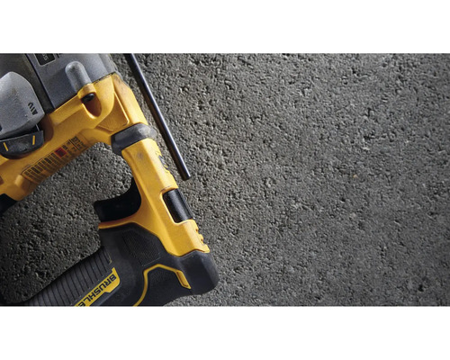 Žlté vŕtacie kladivo na sivom pozadí