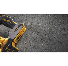 Detailný pohľad na akumulátorovú klincovačku DeWalt so sponou na opasok