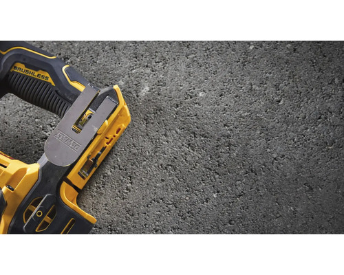 Detailný pohľad na akumulátorovú klincovačku DeWalt so sponou na opasok