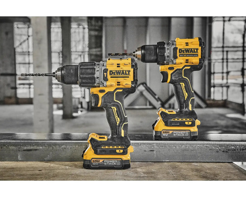 Dva žlté a čierne akumulátorové vŕtacie skrutkovače DeWalt s vŕtacími nadstavcami