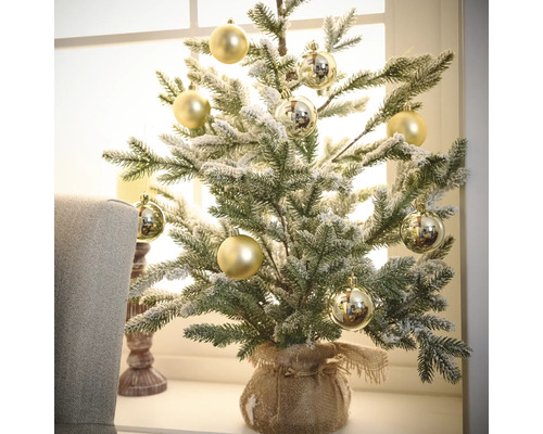 Zdobený miniatúrny vianočný stromček s guľami