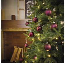 Ozdobený vianočný stromček s guľami a svetlami