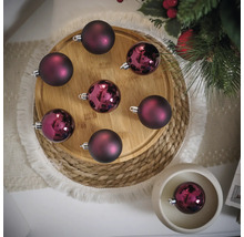 Ozdobné vianočné gule na drevenom tanieri